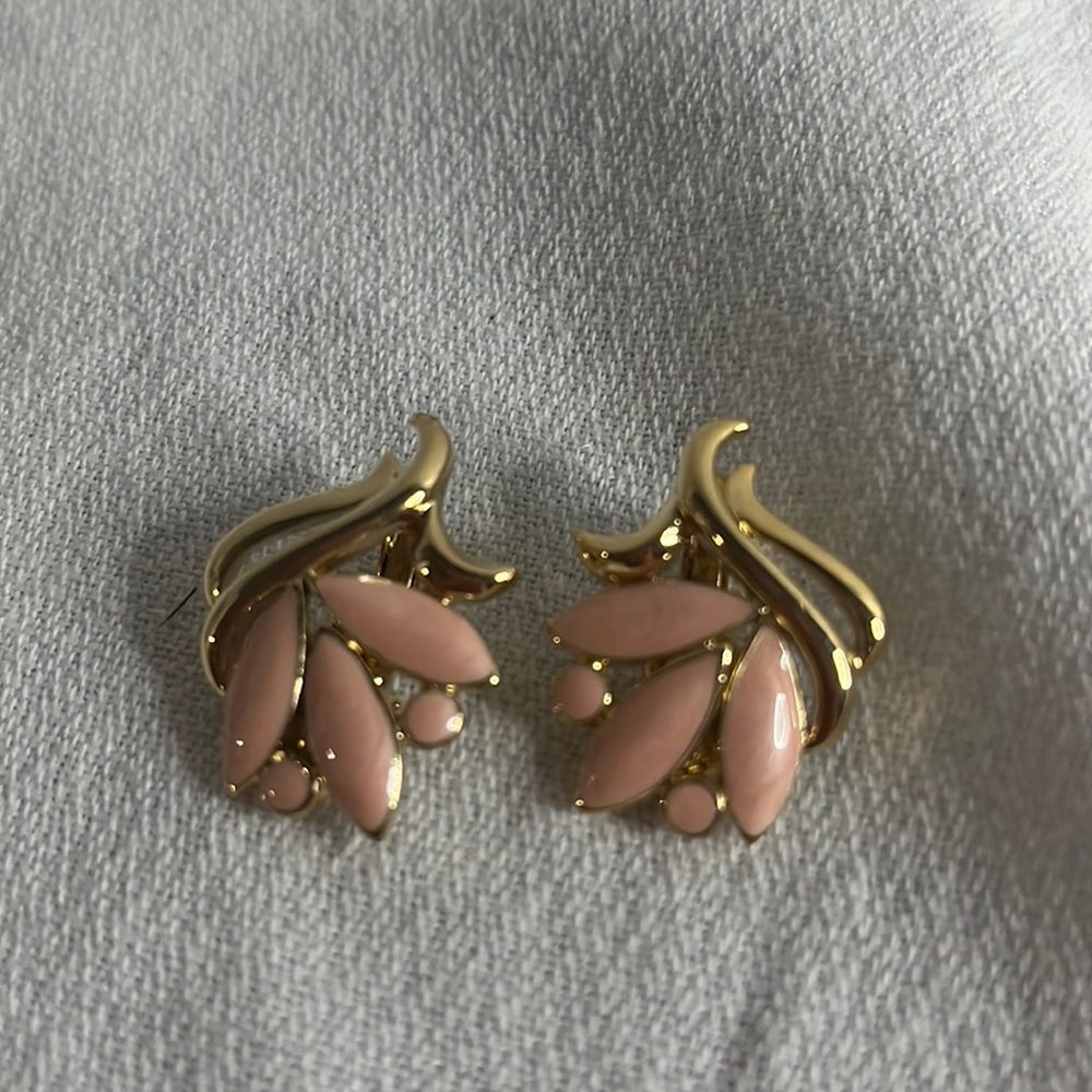 Vintage Trifari gold tone clasp earrings.